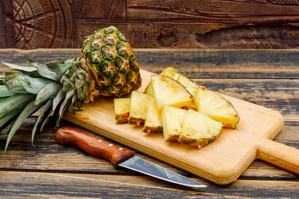 Préparer un ananas découpé en quinconce - Notre recette avec