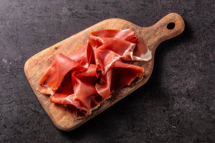 jambon cru sur planche