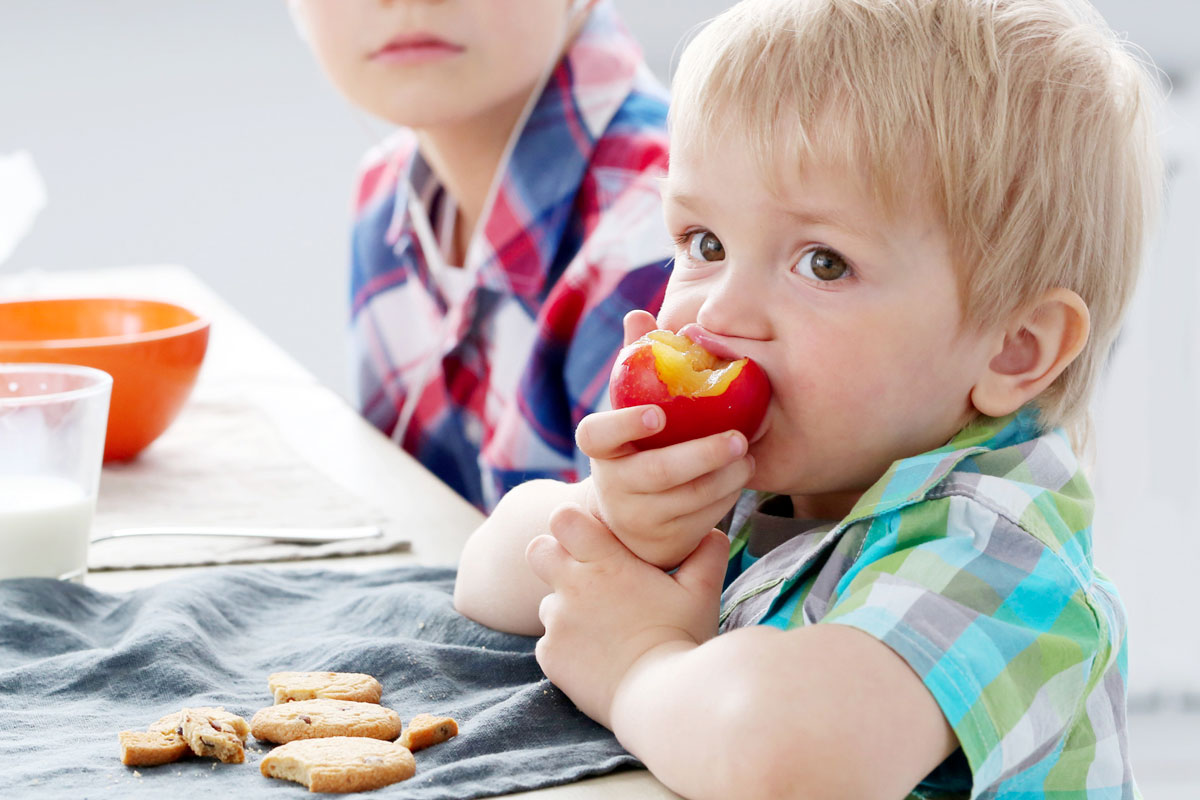 enfant mange peche